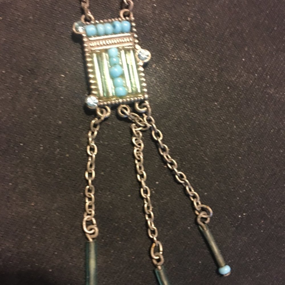 Adjustable necklace with motif